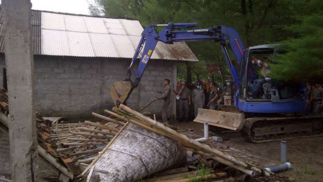 Belasan bangunan di kawasan zona inti gumuk pasir Pantai Parangkusumo, Kabupaten Bantul, DI Yogyakarta, digusur aparat Satpol PP dan Polisi pada Rabu, 14 Desember 2016.