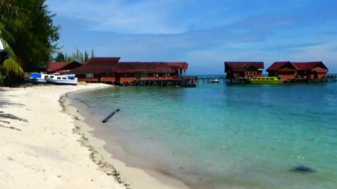 Pulau Derawan, Kabupaten Berau, Kalimantan Timur. Pemerintah kompromi menyerahkan pengelolaan dan penamaan ribuan pulau kecil yang belum bernama kepada asing.