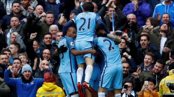 Para pemain Manchester City merayakan gol