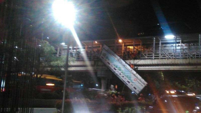 Papan reklame roboh di Jl. HR Rasuna Said, Jakarta Selatan.