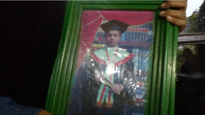 Irwansyah (32), pelaku penyerangan tujuh siswa SDN 1 Sabu Barat Kabupaten Sabu Raijua saat semasa hidup usai lulus dari sebuah perguruan tinggi di Jakarta.