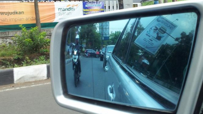 Kaca spion.