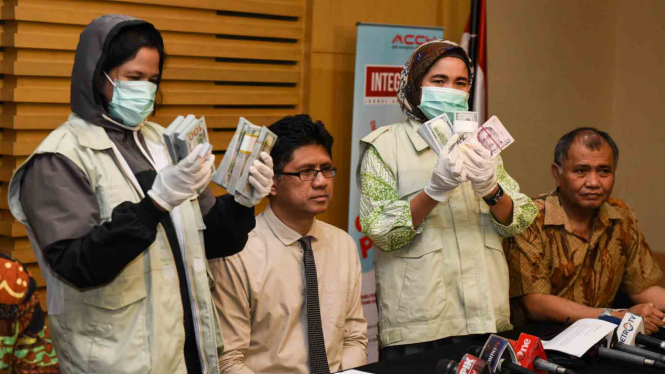 Penyidik Komisi Pemberantasan Korupsi menunjukkan hasil operasi tangkap tangan dalam kasus korupsi proyek Bakamla.