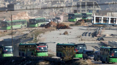 Puluhan bus yang mengangkut pengungsi bergerak meninggalkan Aleppo, Suriah/Ilustrasi