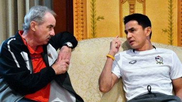 Pelatih Timnas Indonesia, Alfred Riedl, dan pelatih Thailand, Kiatisuk Senamuang