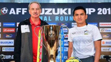 Eks pelatih Timnas Indonesia, Alfred Riedl dan eks pelatih Thailand, Kiatisuk Senamuang