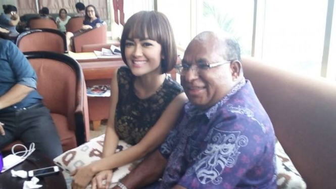 Julia Perez cari obat Kanker hingga ke Papua.
