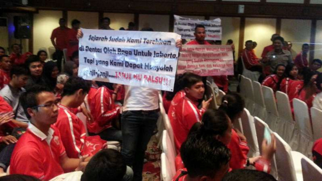 Aksi protes atlet PON kontingen DKI di Balai Kota