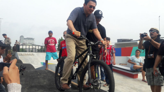 Ahok tengah mencoba naik sepeda di taman Kalijodo