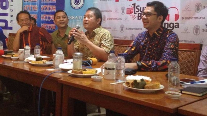Pengamat media Agus Sudibyo (pegang mic).