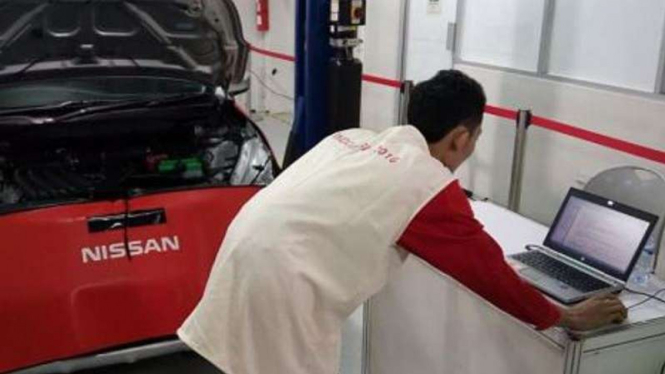 Servis mobil Nissan.