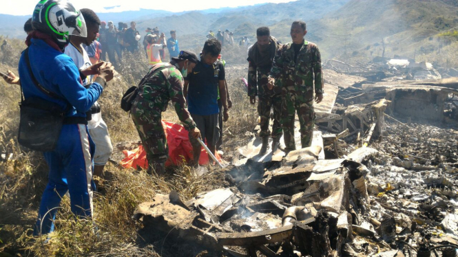 Bangkai mesin Pesawat Hercules tipe A 1335 milik TNI jatuh di Jayawijaya, Papua.