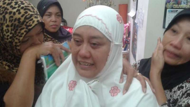Agus Purwati, istri Pembantu Letnan Satu Suyata tak kuasa menahan air mata. Suaminya jadi korban jatuhnya pesawat Hercules di Papua, Minggu pagi 18 Desember 2016.