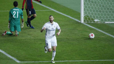 Penyerang Real Madrid, Karim Benzema membobol gawang Kashima Antlers
