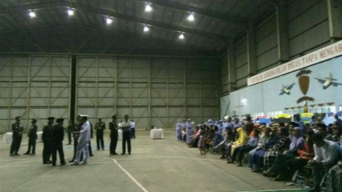 Sebanyak 12 jenazah kru pesawat Hercules C-130 yang jatuh di Papua tiba di Skuadron Udara 32 Lanud Abdul Rahman Saleh, Malang, Jawa Timur, pada Minggu malam, 18 Desember 2016.