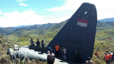 Pesawat militer milik TNI AU Hercules C-130 terjatuh di Gunung Lisuwa Papua, Minggu (18/12/2016). Duabelas prajurit tewas dalam kejadian ini.