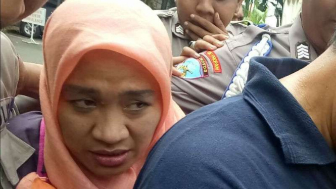 Dora Natalia, pelaku dugaan penyerangan polantas, usai diperiksa di kepolisian.