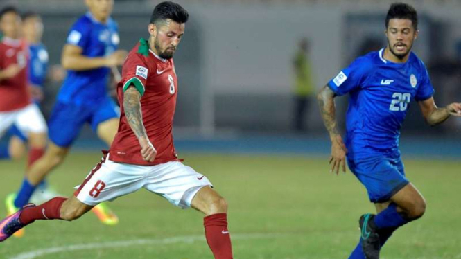 Gelandang Timnas Indonesia, Stefano Lilipaly (kiri)