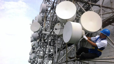 Petugas Indosat Ooredoo menyiagakan layanan jaringan.