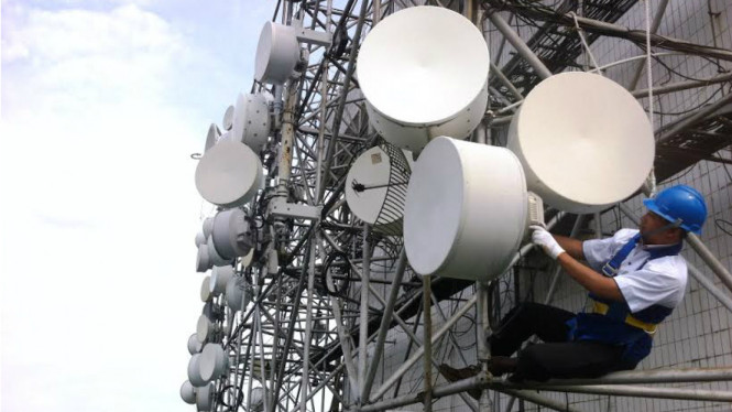 Petugas Indosat Ooredoo menyiagakan layanan jaringan.