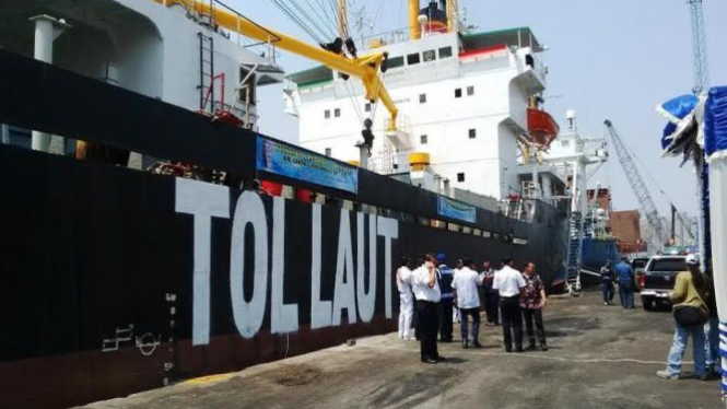Salah satu kapal kargo tol laut.