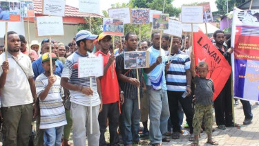 Aksi puluhan mahasiswa asal Papua di Sulawesi Utara, Senin (19/12/2016). Kepolisian menganggap tidak berizin, 72 orang pun terpaksa dibekuk.