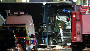 Truk menabrak kerumunan orang di Berlin, Jerman.