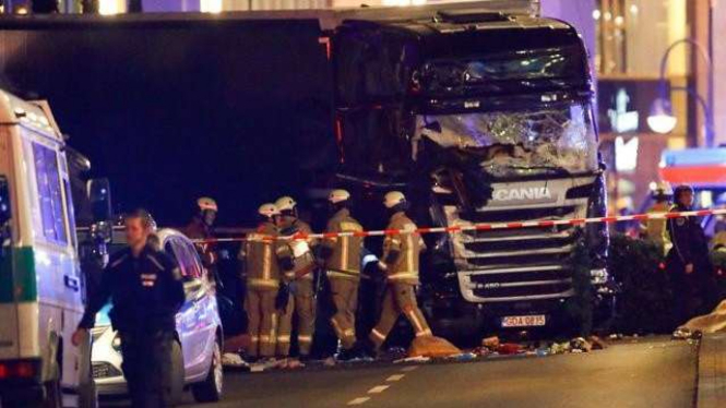 Sebuah truk menabrak keramaian Pasar Natal di pusat kota Berlin, Jerman, pada Senin malam waktu setempat.
