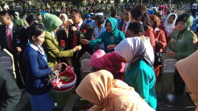 Mufidah Jusuf Kalla, istri Wakil Presiden Jusuf Kalla, tabur bunga di Kalibata