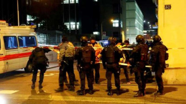 Kepolisian Swiss berjaga di luar lokasi Islamic Centre di Zurich, 19/12/2016