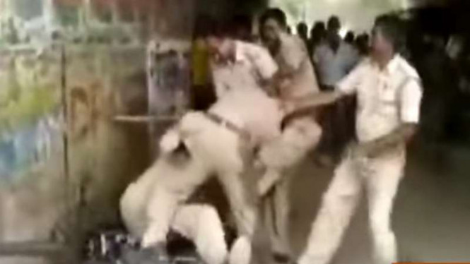 Perkelahian dua polisi di India.