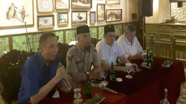 Ormas Tionghoa menobatkan Imam Besar FPI Habib Rizieq sebagai Tokoh Indonesia 2016.