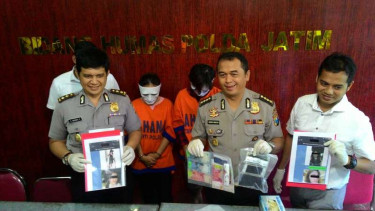 Dua tersangka pelaku bisnis prostitusi yang menjajakan mahasiswi di Surabaya saat ditunjukkan Polda Jawa Timur, Selasa (20/12/2016)
