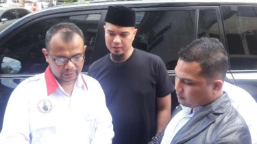 Ahmad Dhani (belakang, berpeci hitam). 