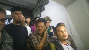 Ahmad Dhani (kiri) usai menjalani pemeriksaan sebagai saksi dugaan makar untuk tersangka Sri Bintang Pamungkas di Markas Polda Metro Jaya pada Rabu tengah malam, 20 Desember 2016.