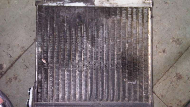 Evaporator AC Mobil yang sudah tidak layak pakai.