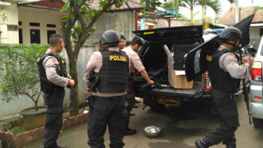 Polisi berjaga-jaga di lokasi penggeledahan terduga teroris di Serpong, Tangsel