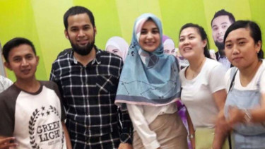 Teuku Wisnu dan Shireen Sungkar bersama fans