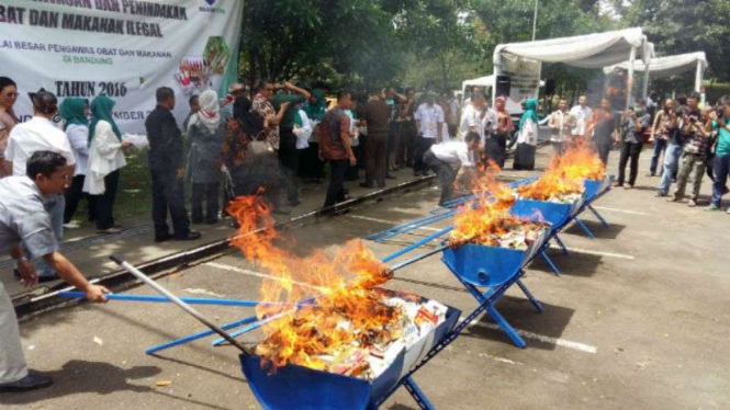 Pemusnahan obat, makanan dan kosmetik ilegal dan berbahaya.