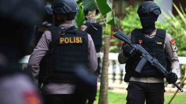 Personel polisi berjaga-jaga di tempat tugas. 