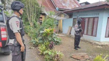 Densus 88 Mabes Polri tangkap terduga teroris di Payakumbuh, Rabu (21/12).