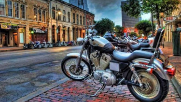 Ilustrasi standar samping sepeda motor.