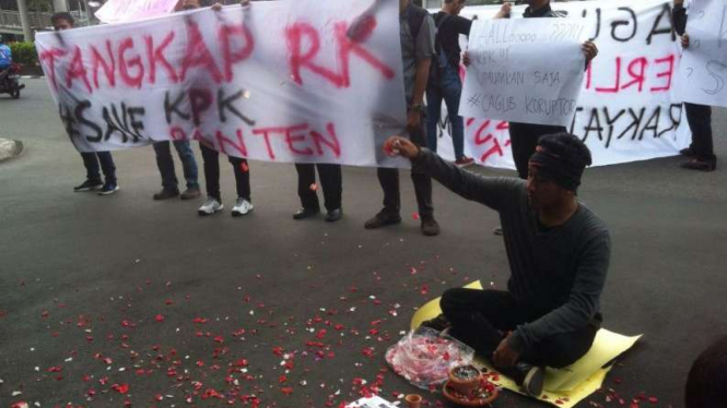 Mahasiswa asal Banten menggelar unjuk rasa di depan KPK, Rabu, 21 Desember 2016.