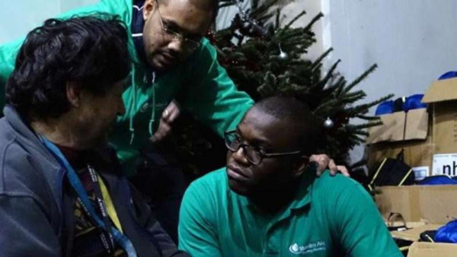 Relawan Muslim Aid dan tunawisma yang mereka tolong.