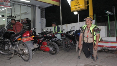 Hanang saat menjaga lahan parkir.
