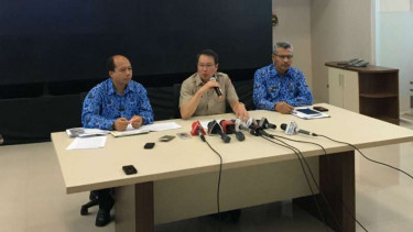 Kepala BNPB Willem Rampangilei (tengah) dalam konferensi pers gempa Aceh