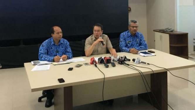 Kepala BNPB Willem Rampangilei (tengah) dalam konferensi pers gempa Aceh