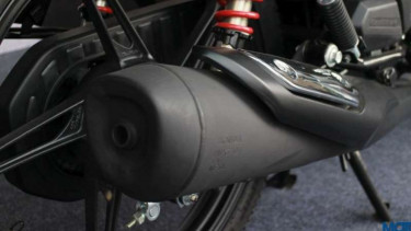 Knalpot motor yang dilengkapi dengan pelindung.