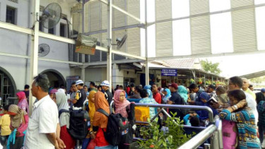Penumpang kereta memadati Stasiun Pasar Senen. 