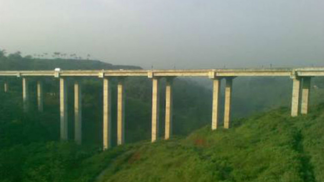 Ilustrasi jembatan Cisomang di Tol Purbaleunyi